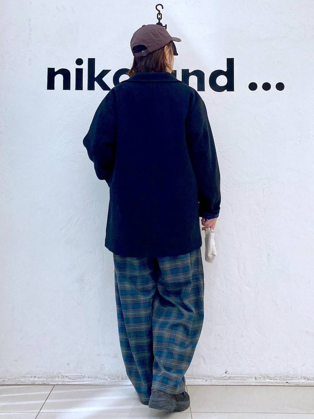 ブルー系のその他パンツ、グレー系のスウェット、ブラック系のテーラードジャケットを着用したレディースの秋コーディネートの4枚目の写真