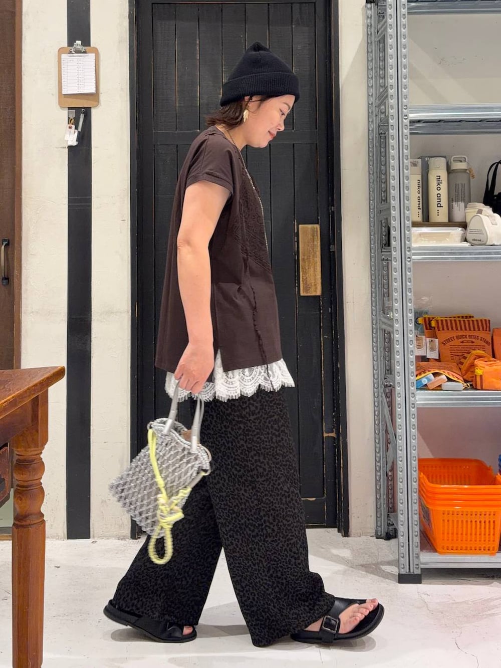 グレー系のその他パンツ、グレー系のトートバッグ、ブラウン系のTシャツ/カットソーを着用したレディースの春コーディネートの5枚目の写真