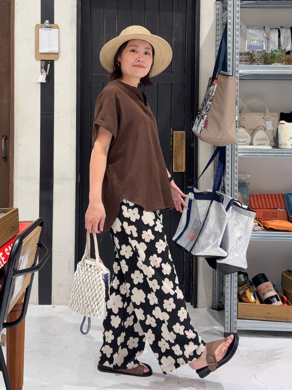 その他のその他パンツ、ベージュ系のトートバッグ、ブラウン系のシャツ/ブラウスを着用したレディースの夏コーディネートの5枚目の写真