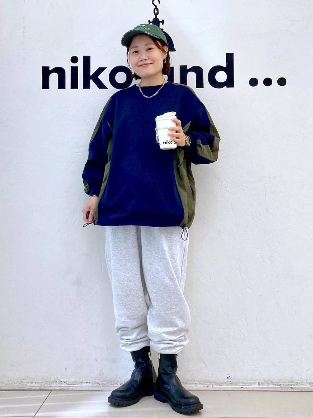 シルバー系のピアス（両耳用）、グレー系のブレスレット、その他のネックレスを着用したレディースの秋コーディネートの2枚目の写真