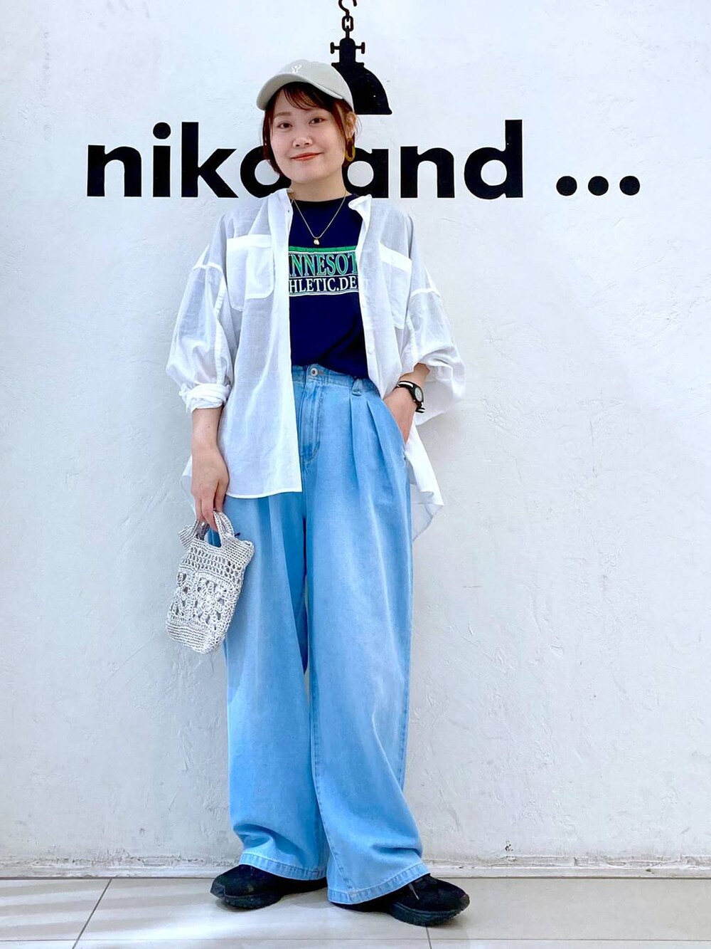 グレー系のショルダーバッグ、ブルー系のその他パンツ、ブルー系のTシャツ/カットソーを着用したレディースの春コーディネートの2枚目の写真