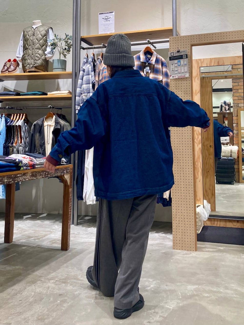 ホワイト系のTシャツ/カットソー、ブルー系のシャツ/ブラウス、グレー系のその他パンツを着用したレディースの秋コーディネートの4枚目の写真