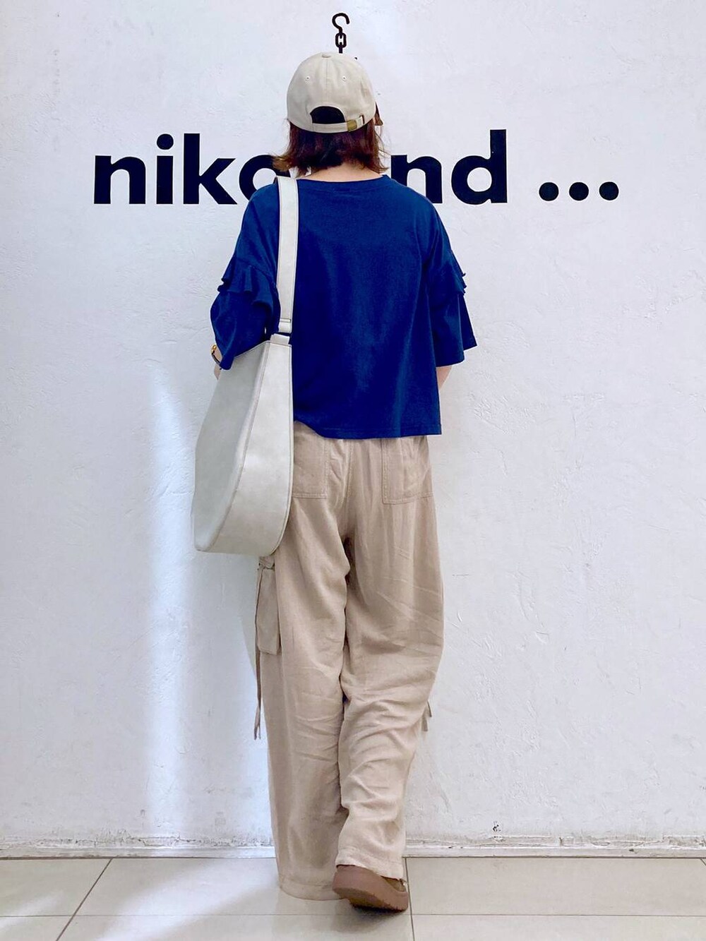 ベージュ系のサンダル、ブルー系のTシャツ/カットソー、グレー系のショルダーバッグを着用したレディースの夏コーディネートの4枚目の写真