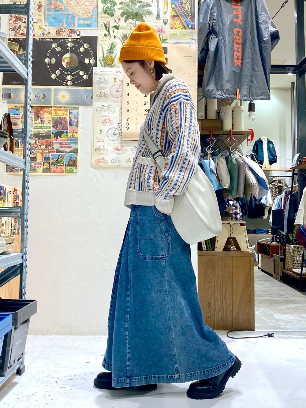 ホワイト系のTシャツ/カットソー、グレー系のショルダーバッグ、ブルー系のその他パンツを着用したレディースの秋コーディネートの2枚目の写真