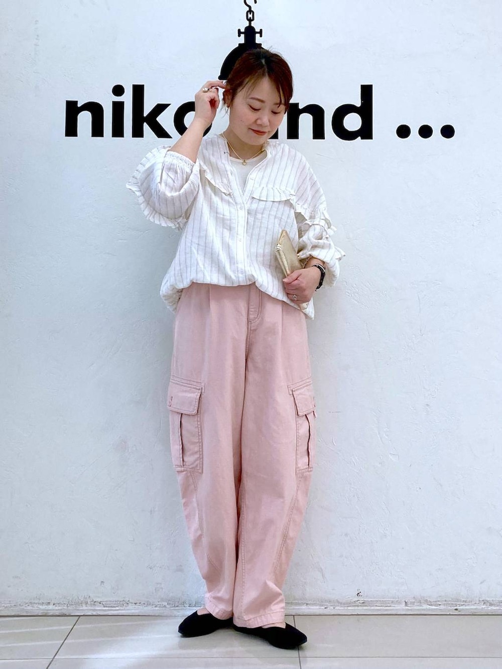 ベージュ系のタンクトップ、ベージュ系のシャツ/ブラウス、ピンク系のカーゴパンツを着用したレディースの春コーディネートの2枚目の写真