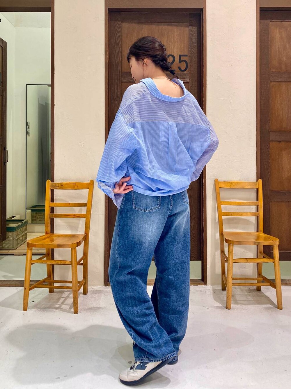 ホワイト系のスニーカー、ブルー系のシャツ/ブラウス、ブルー系のデニムパンツを着用したレディースの夏コーディネートの4枚目の写真