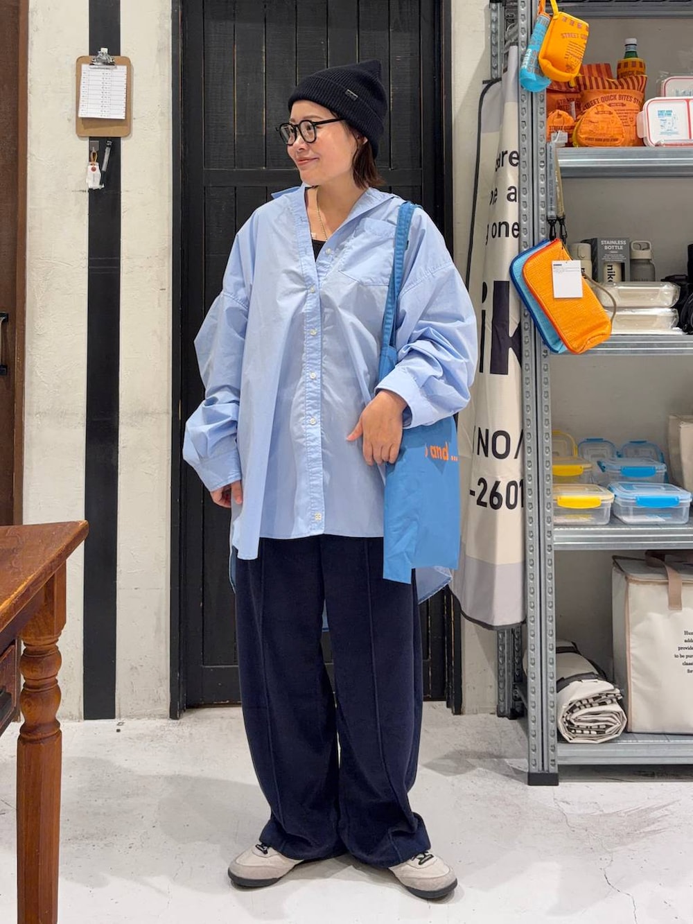 ブルー系のトートバッグ、ブルー系のシャツ/ブラウス、ブルー系のその他パンツを着用したレディースの春コーディネートの2枚目の写真