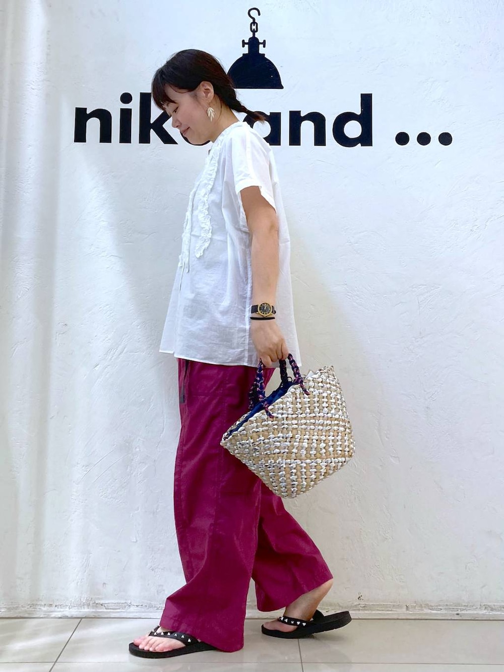 パープル系のその他パンツ、ブラック系のサンダル、ホワイト系のシャツ/ブラウスを着用したレディースの夏コーディネートの3枚目の写真