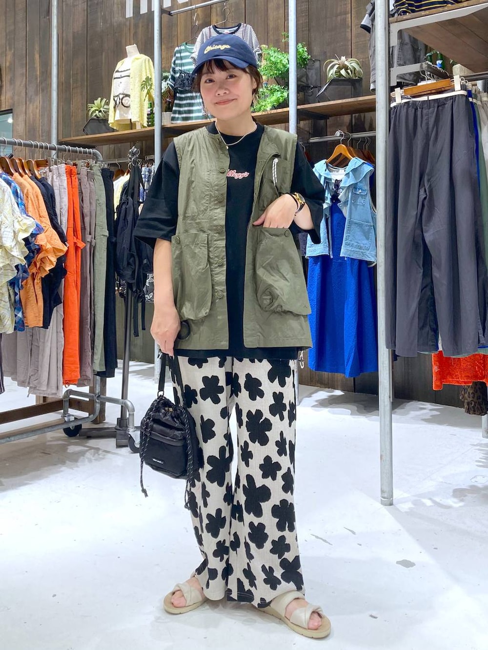 ホワイト系のその他パンツ、ブラック系のTシャツ/カットソー、グリーン系のベストを着用したレディースの夏コーディネートの2枚目の写真