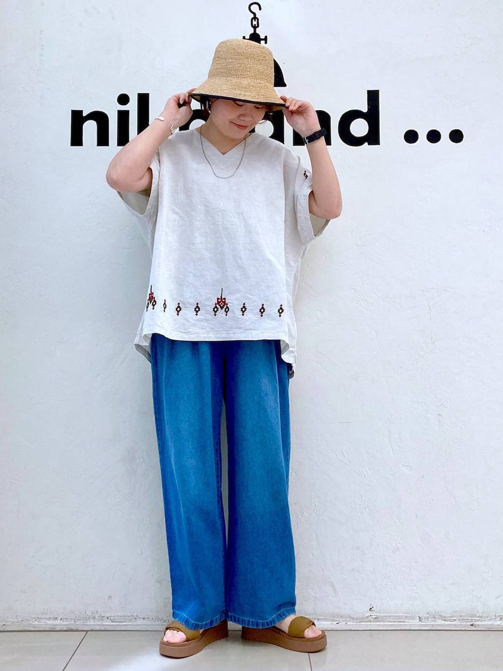 イエロー系のサンダル、ブラウン系のタンクトップ、ブルー系のその他パンツを着用したレディースの春コーディネートの5枚目の写真