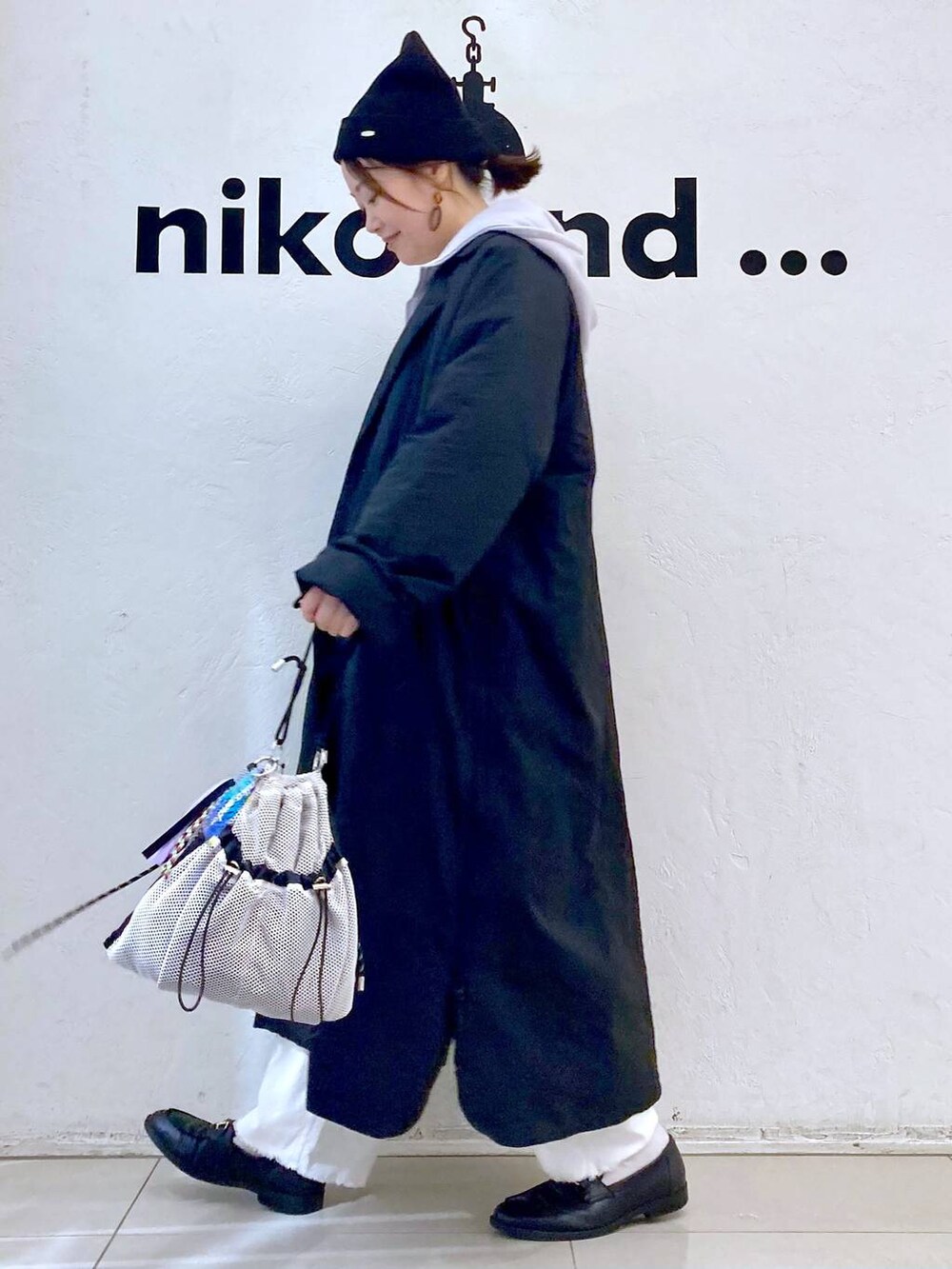 ホワイト系のTシャツ/カットソー、ホワイト系のその他パンツ、グレー系のショルダーバッグを着用したレディースの冬コーディネートの3枚目の写真