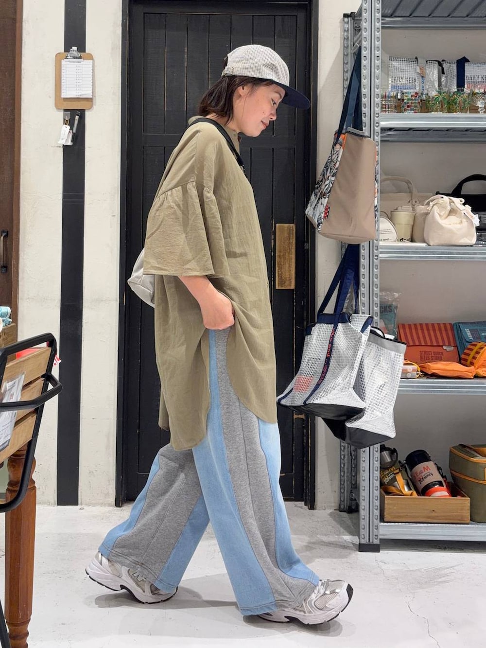 グレー系のデニムパンツ、ベージュ系のショルダーバッグを着用したレディースの夏コーディネートの5枚目の写真
