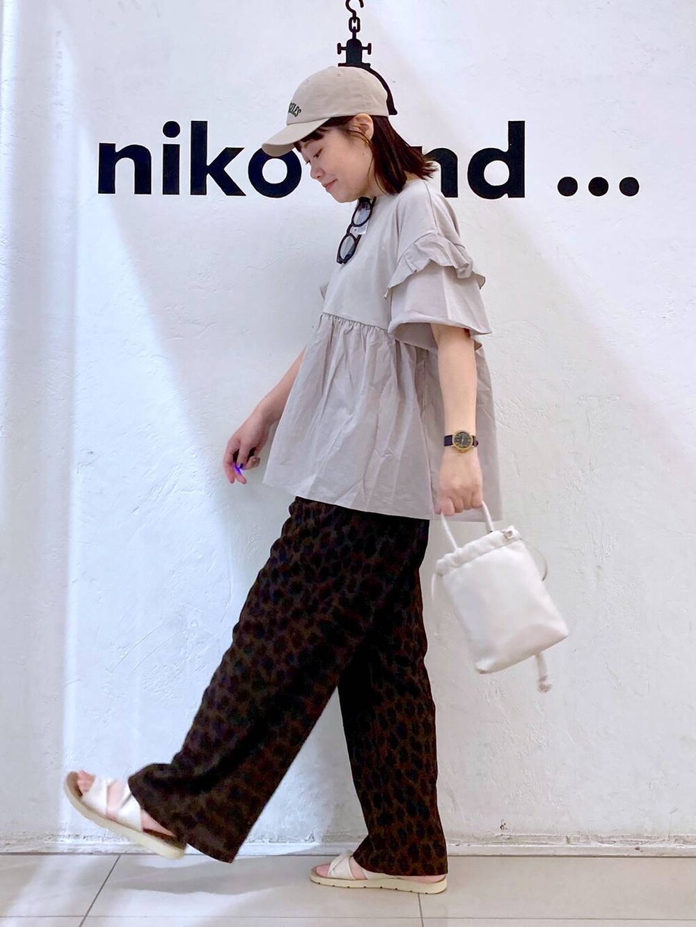ベージュ系のその他パンツ、ベージュ系のショルダーバッグ、グレー系のTシャツ/カットソーを着用したレディースの春コーディネートの3枚目の写真