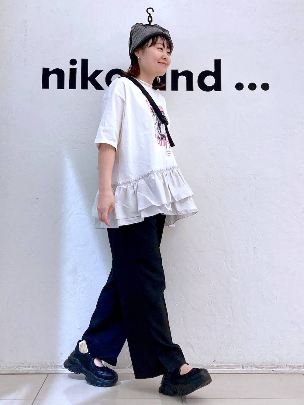 ブラック系のその他パンツ、ブラック系のスニーカー、ブラック系のショルダーバッグを着用したレディースの春コーディネートの5枚目の写真