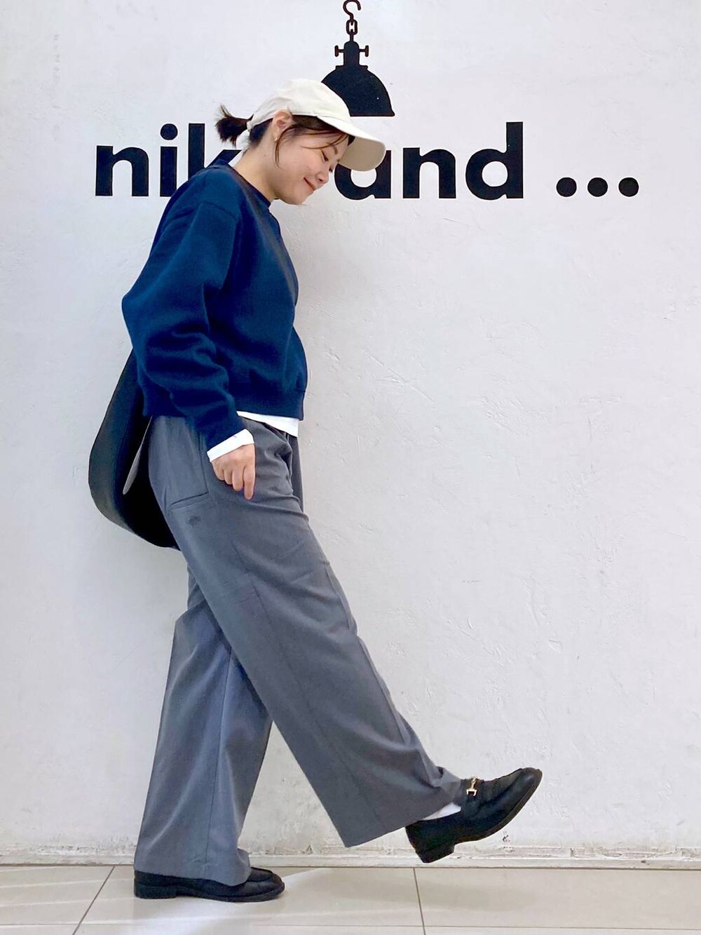 「カジュアル、ママコーデ、niko and ...、トラッド、スポーティ、秋コーデ、Tシャツ、ロンT、ショルダーバッグ、スウェット、POLOBCSコラボ_nikoand...、スラックス、パンツ、ピアス、LEPSIM」|「niko and...のオーガニックコットンテンセルロングTシャツ(Tシャツ/カットソー、ホワイト系)」を使った、カワモトさん(レディース・162cm)の秋コーディネートの5枚目の写真