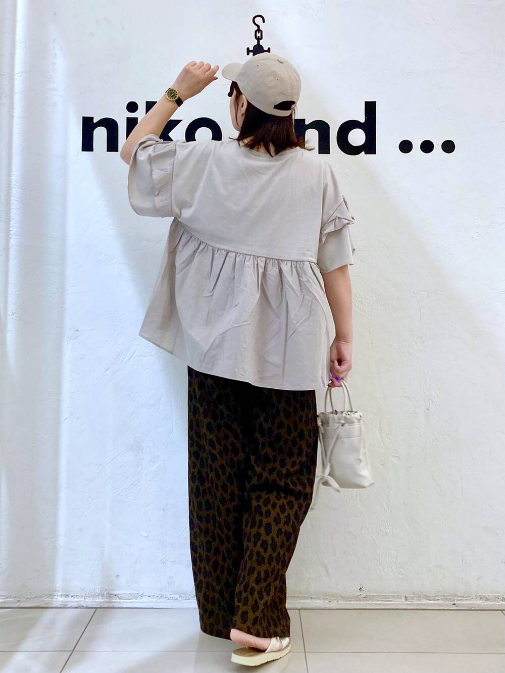 ベージュ系のその他パンツ、ベージュ系のショルダーバッグ、グレー系のTシャツ/カットソーを着用したレディースの春コーディネートの4枚目の写真