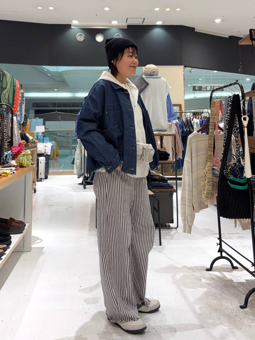 ホワイト系のデニムパンツ、ホワイト系のパーカー、ベージュ系のニット/セーターを着用したレディースの冬コーディネートの5枚目の写真