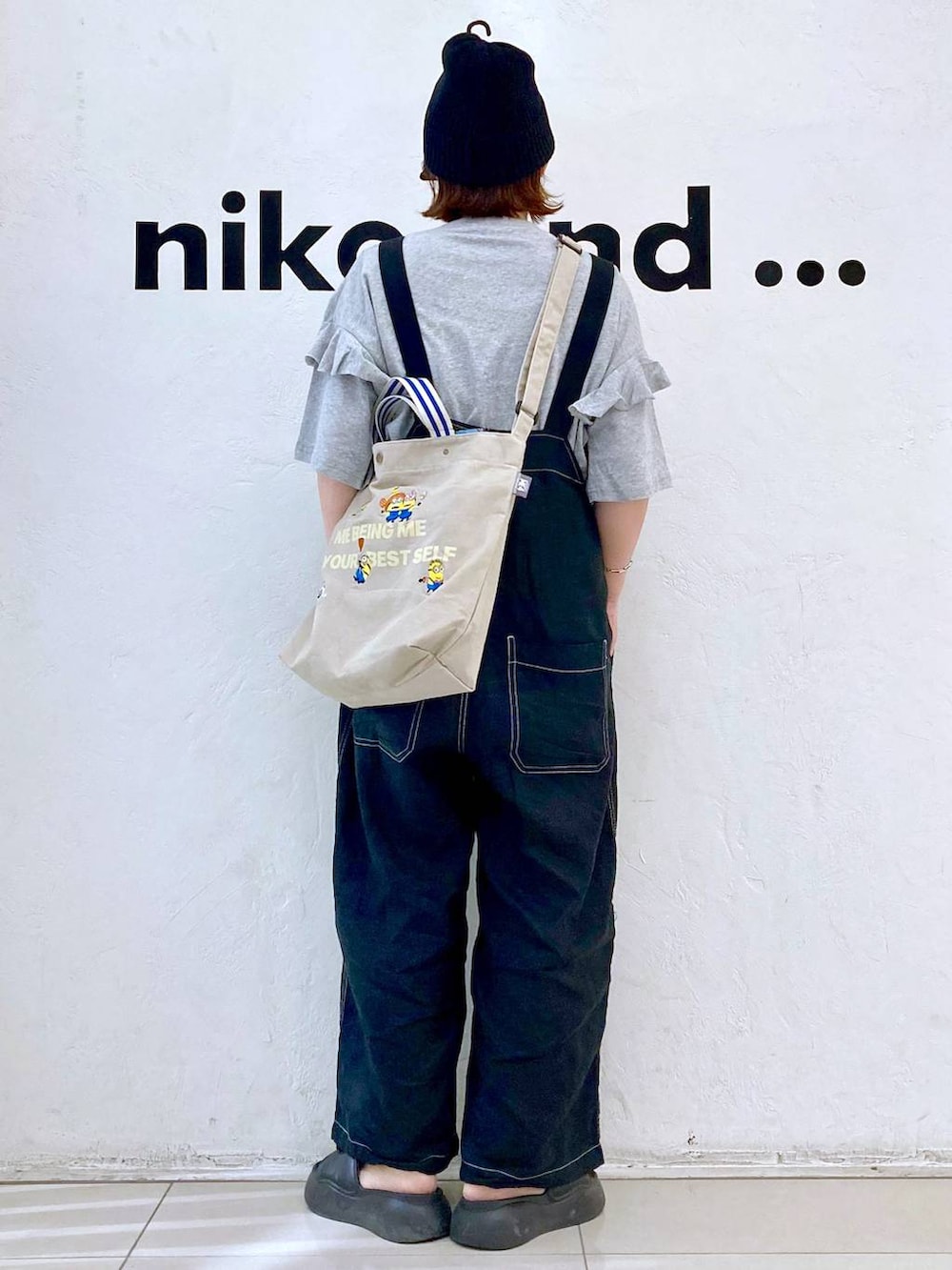 ブラック系のサンダル、ブラック系のサロペット/オーバーオール、その他のトートバッグを着用したレディースの夏コーディネートの4枚目の写真