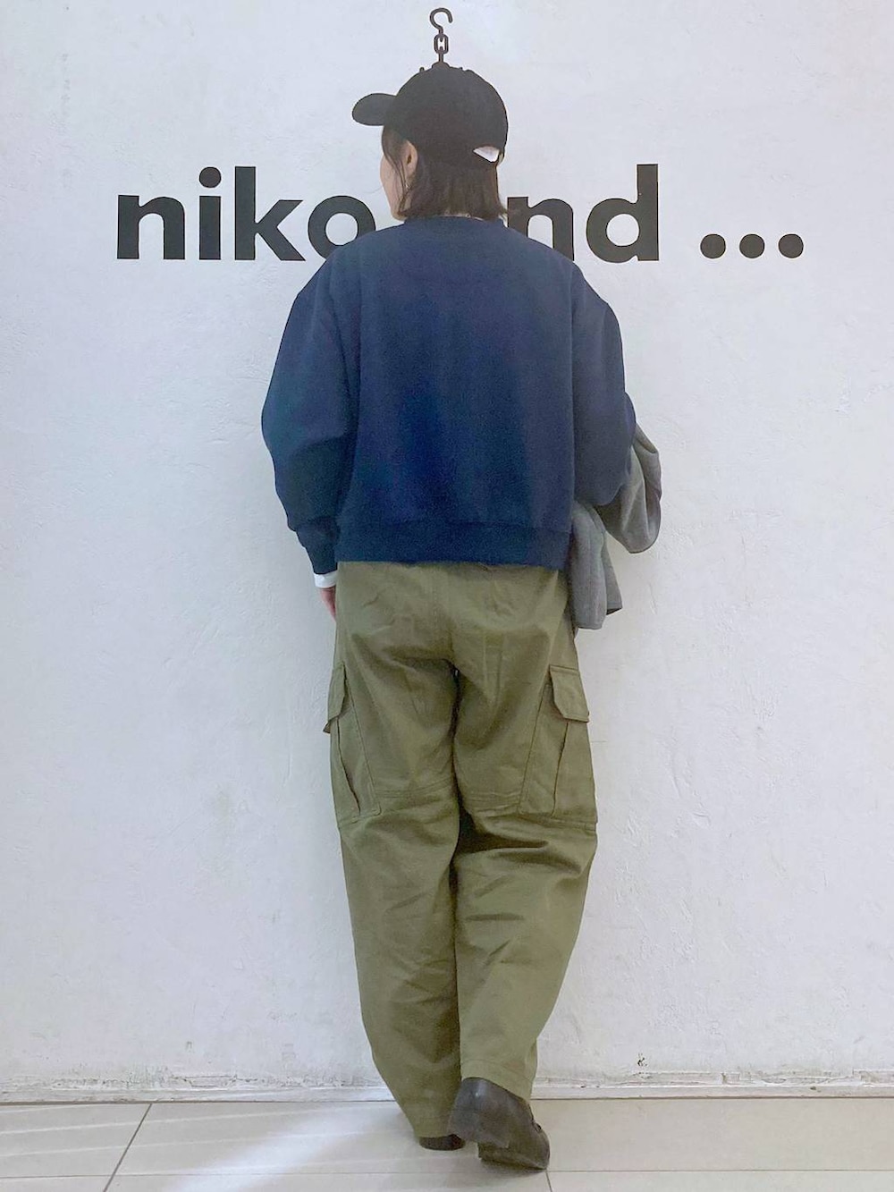 ホワイト系のTシャツ/カットソー、グリーン系のカーゴパンツ、ブルー系のスウェットを着用したレディースの秋コーディネートの4枚目の写真