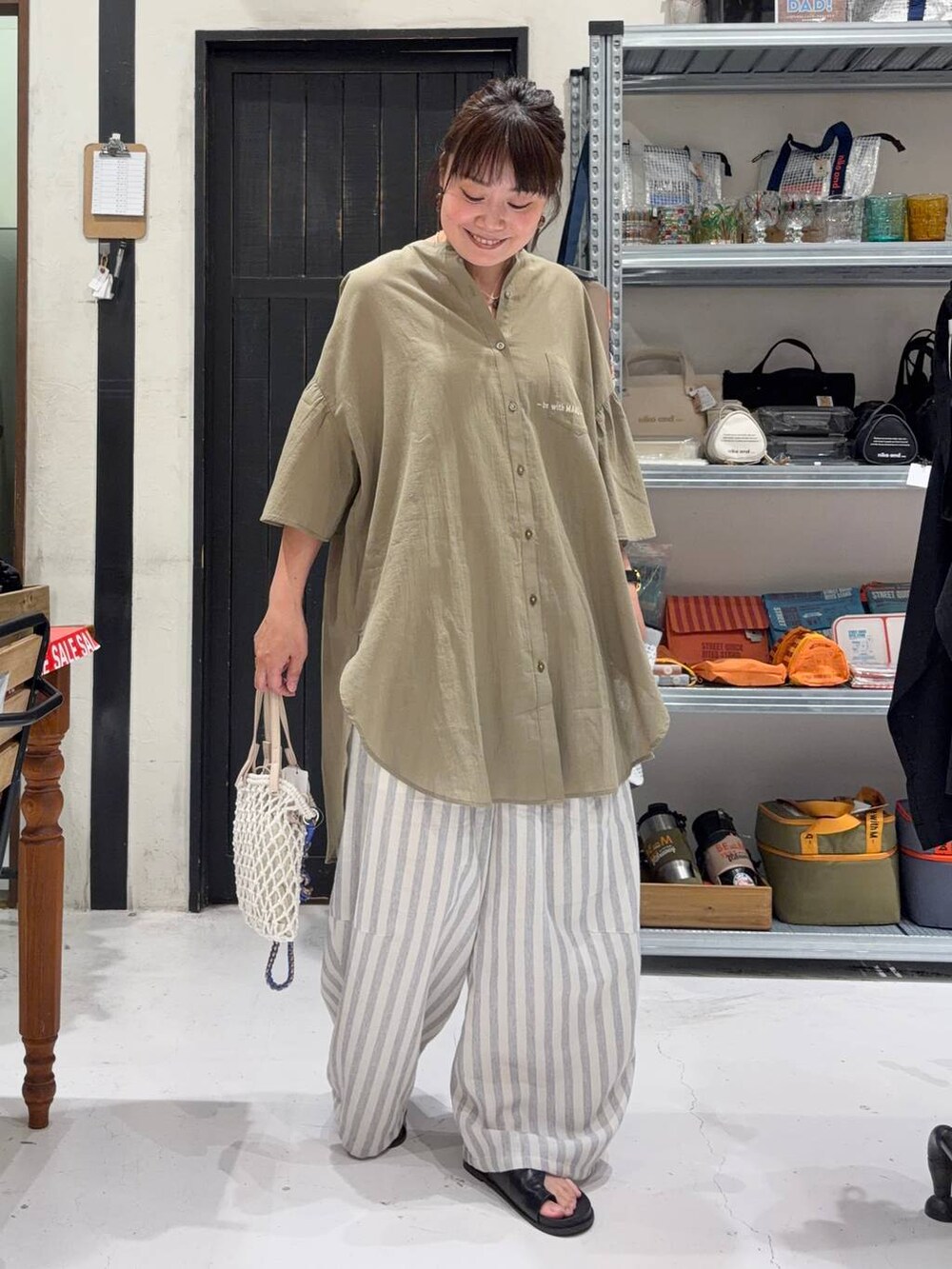 ベージュ系のトートバッグを着用したレディースの夏コーディネートの5枚目の写真
