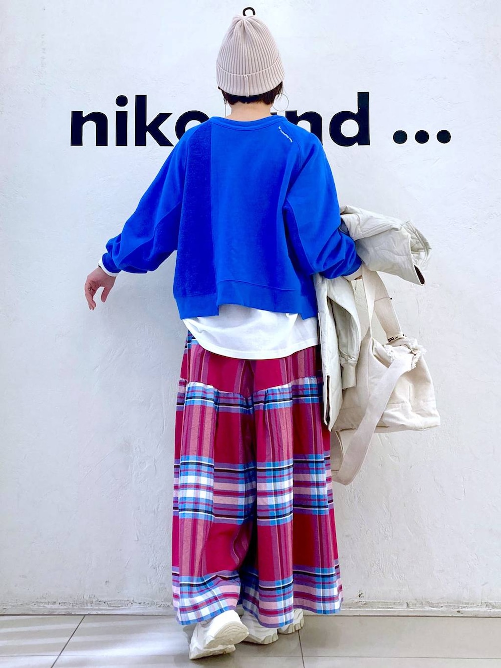 ピンク系のその他パンツ、ベージュ系のショルダーバッグ、ホワイト系のTシャツ/カットソーを着用したレディースの春コーディネートの5枚目の写真