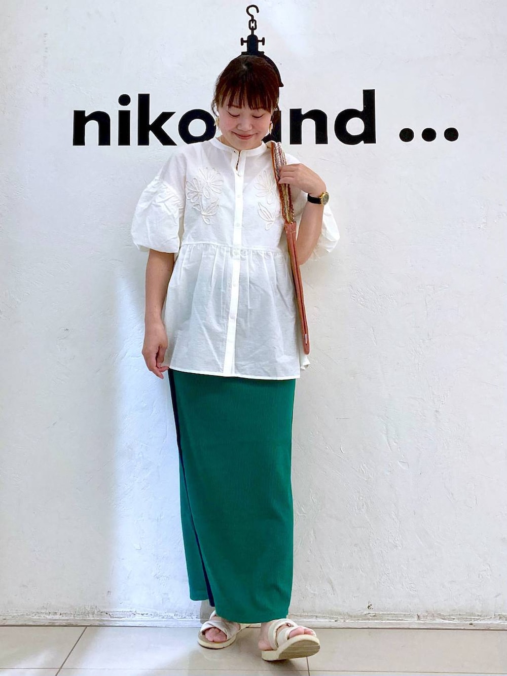 グリーン系のスカート、その他のトートバッグ、ホワイト系のシャツ/ブラウスを着用したレディースの夏コーディネートの2枚目の写真