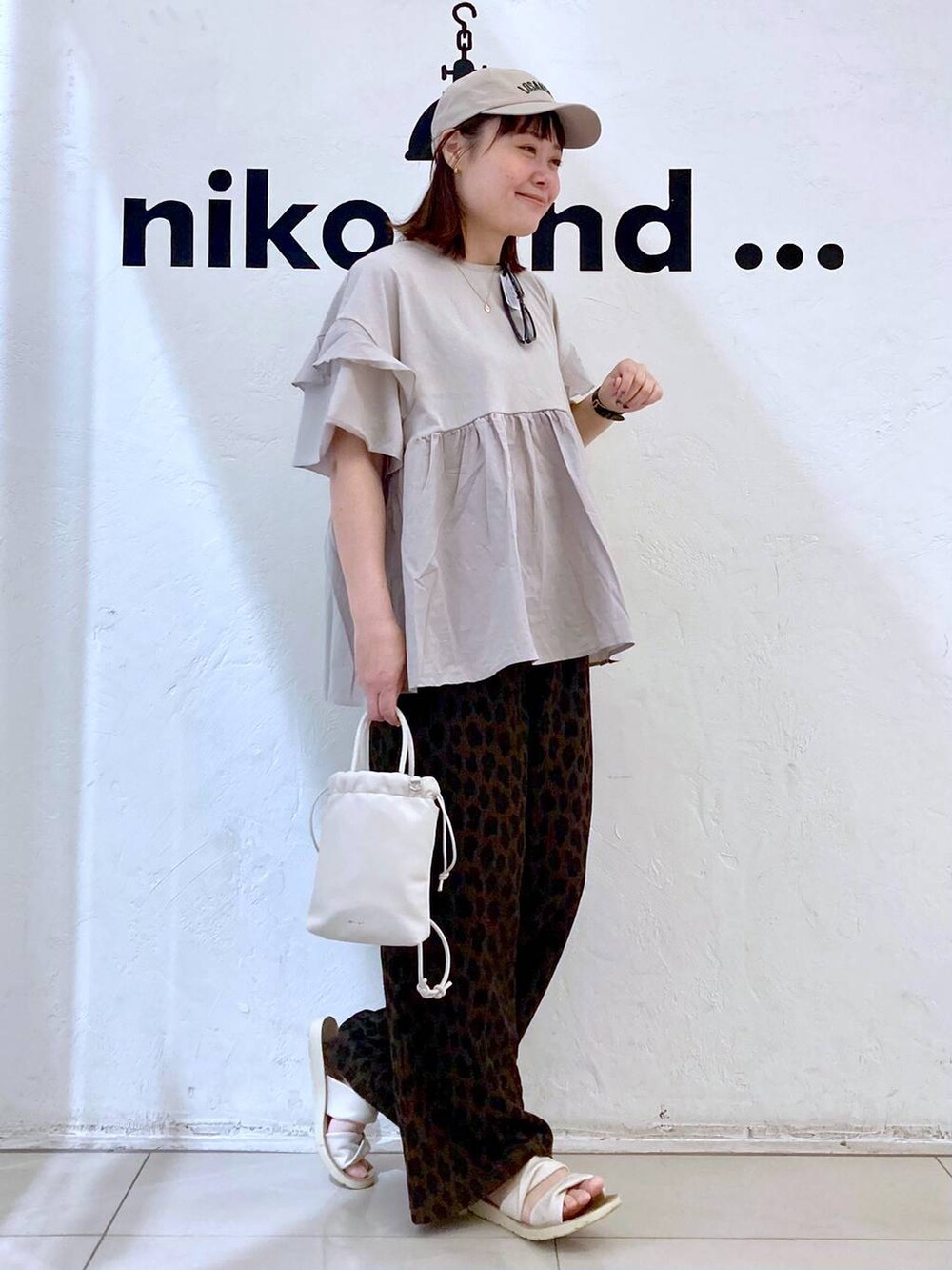 ベージュ系のその他パンツ、ベージュ系のショルダーバッグ、グレー系のTシャツ/カットソーを着用したレディースの春コーディネートの5枚目の写真
