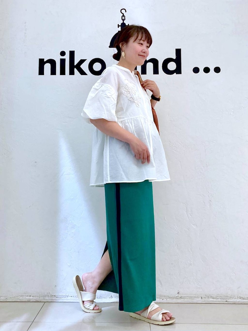 グリーン系のスカート、その他のトートバッグ、ホワイト系のシャツ/ブラウスを着用したレディースの夏コーディネートの5枚目の写真