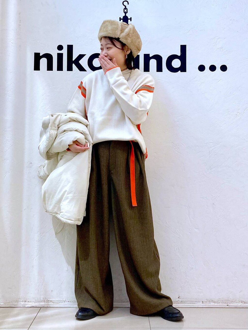 ベージュ系のニット/セーター、ベージュ系のブルゾン、ブラウン系のその他パンツを着用したレディースの冬コーディネートの2枚目の写真