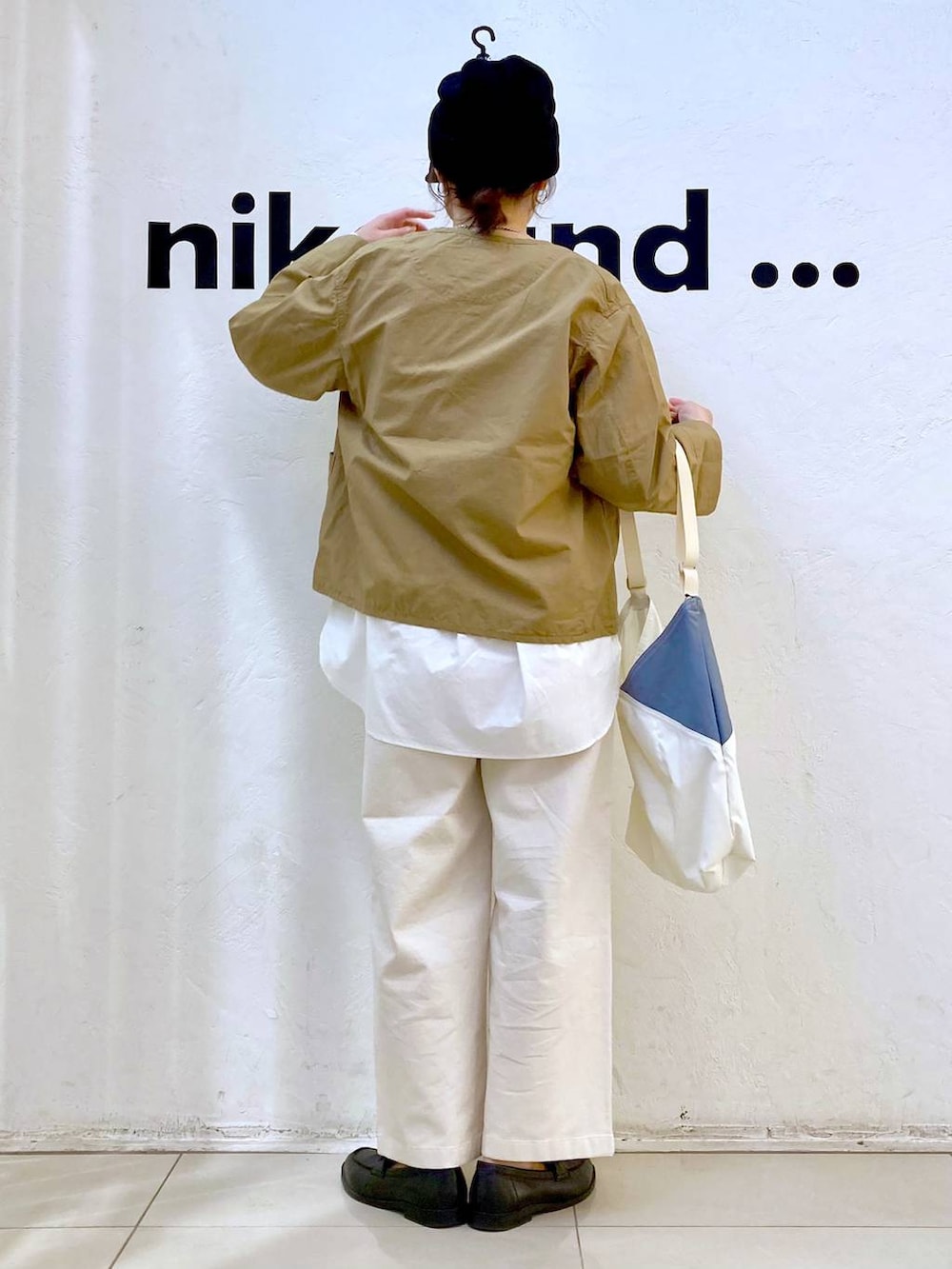 ホワイト系のTシャツ/カットソー、ベージュ系のノーカラージャケット、ベージュ系のトートバッグを着用したレディースの春コーディネートの4枚目の写真