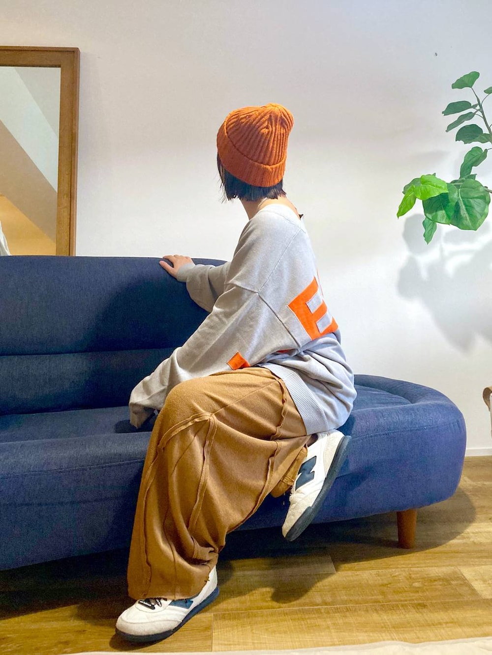 ブラウン系のキャミソールを着用したレディースの夏コーディネートの4枚目の写真