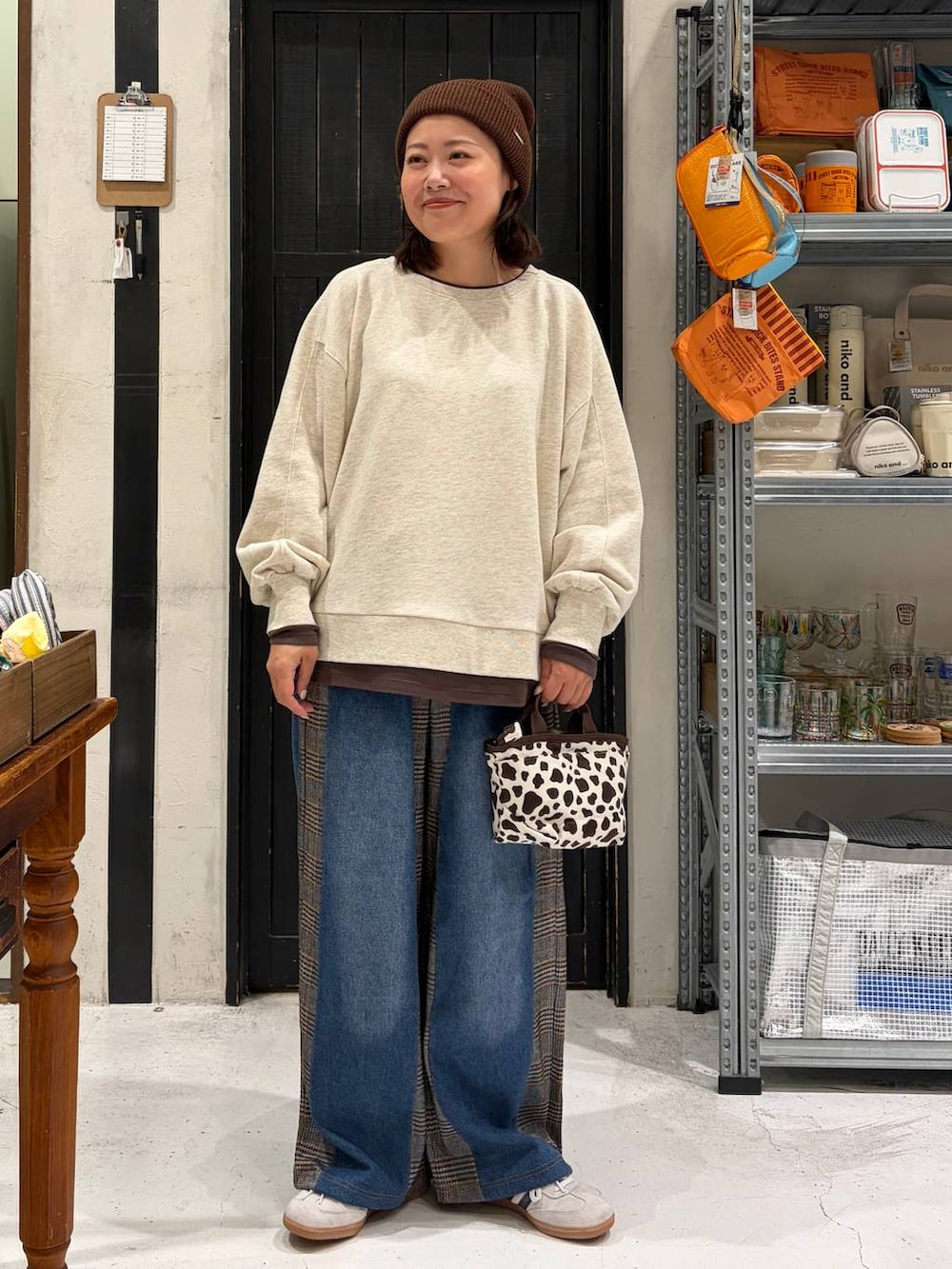 その他のトートバッグ、ブラウン系のデニムパンツ、ベージュ系のスウェットを着用したレディースの秋コーディネートの3枚目の写真