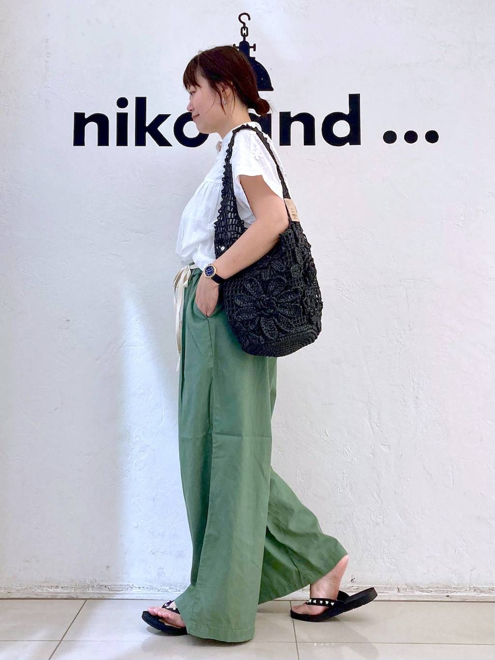 グリーン系のその他パンツ、ブラック系のサンダル、ブラック系のショルダーバッグを着用したレディースの夏コーディネートの5枚目の写真