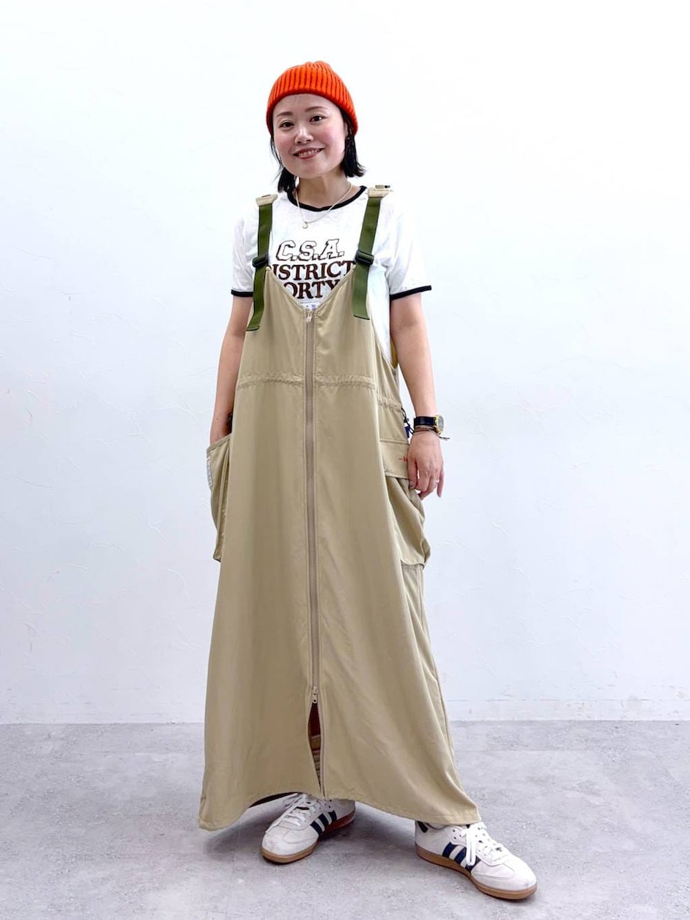 ベージュ系のTシャツ/カットソーを着用したレディースの夏コーディネートの2枚目の写真
