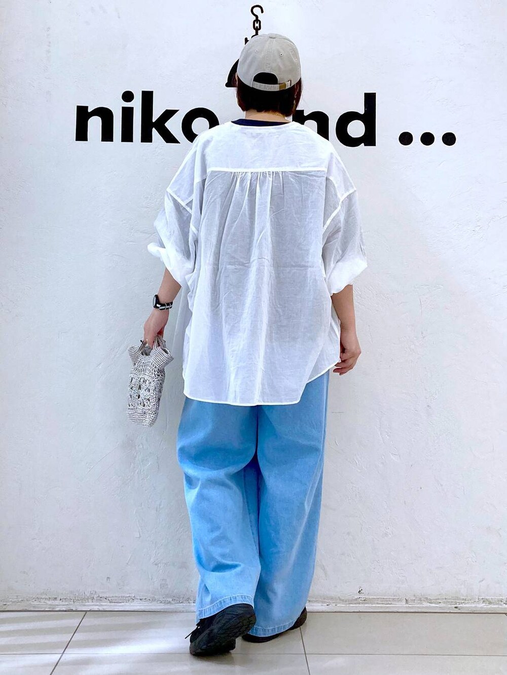 グレー系のショルダーバッグ、ブルー系のその他パンツ、ブルー系のTシャツ/カットソーを着用したレディースの春コーディネートの4枚目の写真