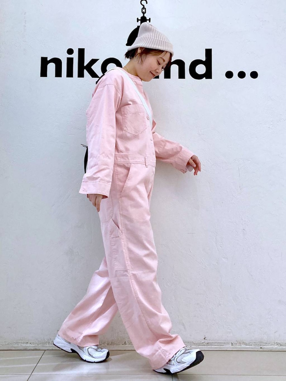 「ピアス、ネックレス、LEPSIM、LOWRYS FARM、ニット帽、カジュアル、ナチュラル、きれいめ、ママコーデ、niko and ...、ショルダーバッグ、ロンT、ワンピース、ミリタリー、春コーデ」|「niko and...のオーガニックコットンテンセルロングTシャツ(Tシャツ/カットソー、ホワイト系)」を使った、カワモトさん(レディース・162cm)の春コーディネートの3枚目の写真