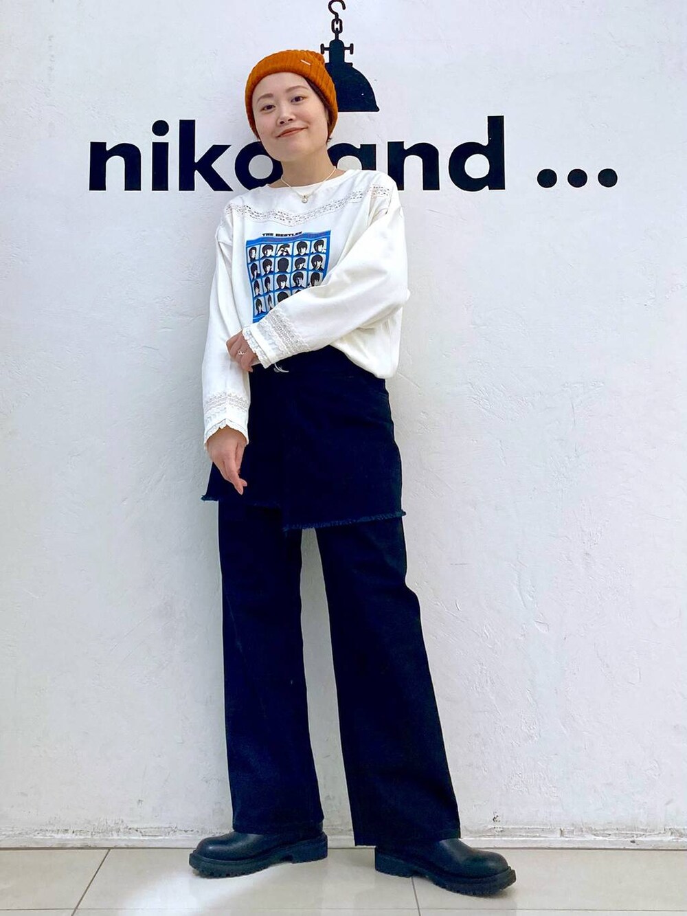 ホワイト系のTシャツ/カットソー、ブラック系のその他パンツ、ゴールド系のピアス（両耳用）を着用したレディースの冬コーディネートの5枚目の写真