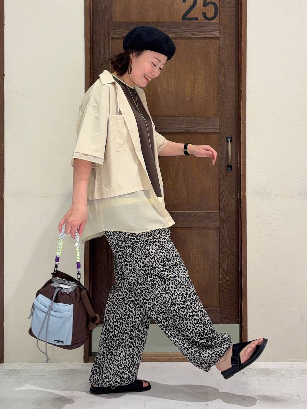 その他のショルダーバッグ、ホワイト系のその他パンツ、ブラウン系のTシャツ/カットソーを着用したレディースの春コーディネートの5枚目の写真