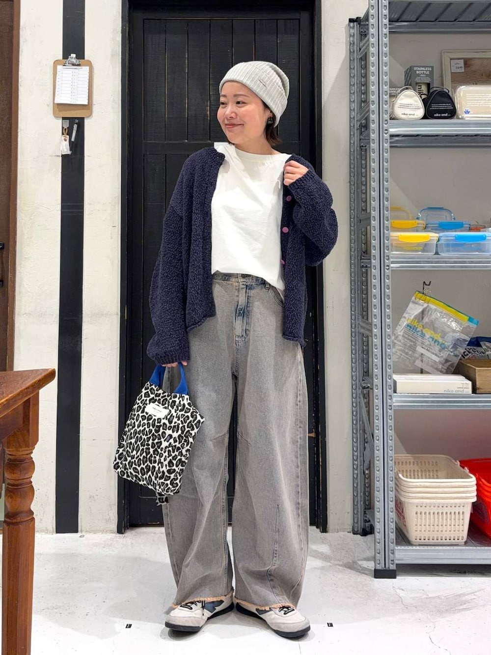 その他のトートバッグ、ピンク系のデニムパンツ、ブルー系のニット/セーターを着用したレディースの春コーディネートの2枚目の写真