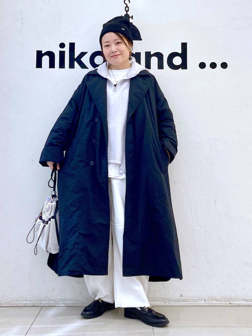 ホワイト系のTシャツ/カットソー、ホワイト系のその他パンツ、グレー系のショルダーバッグを着用したレディースの冬コーディネートの2枚目の写真
