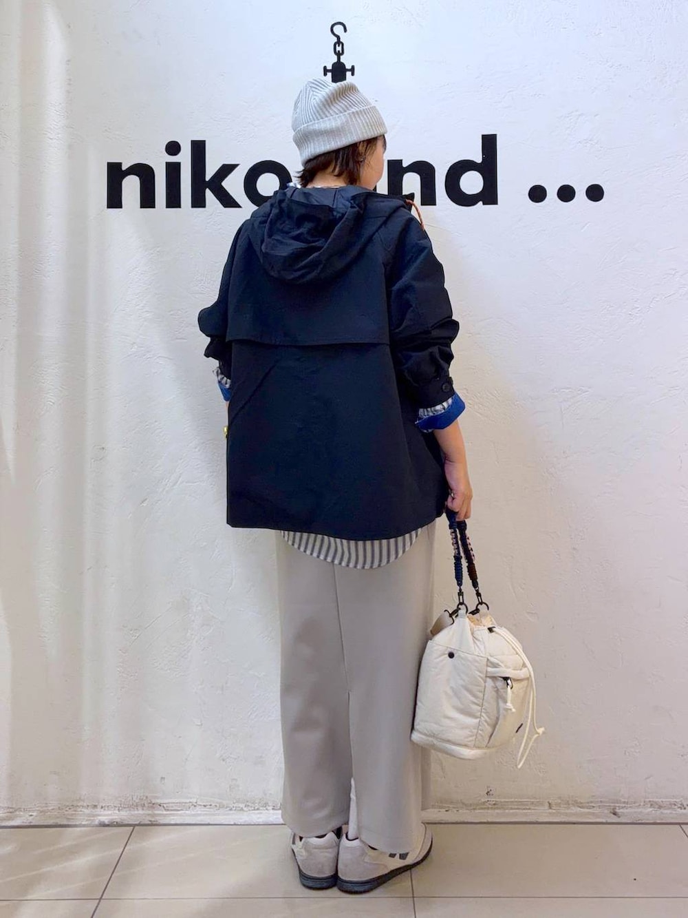 グレー系のタンクトップ、ベージュ系のスカート、ベージュ系のショルダーバッグを着用したレディースの春コーディネートの4枚目の写真