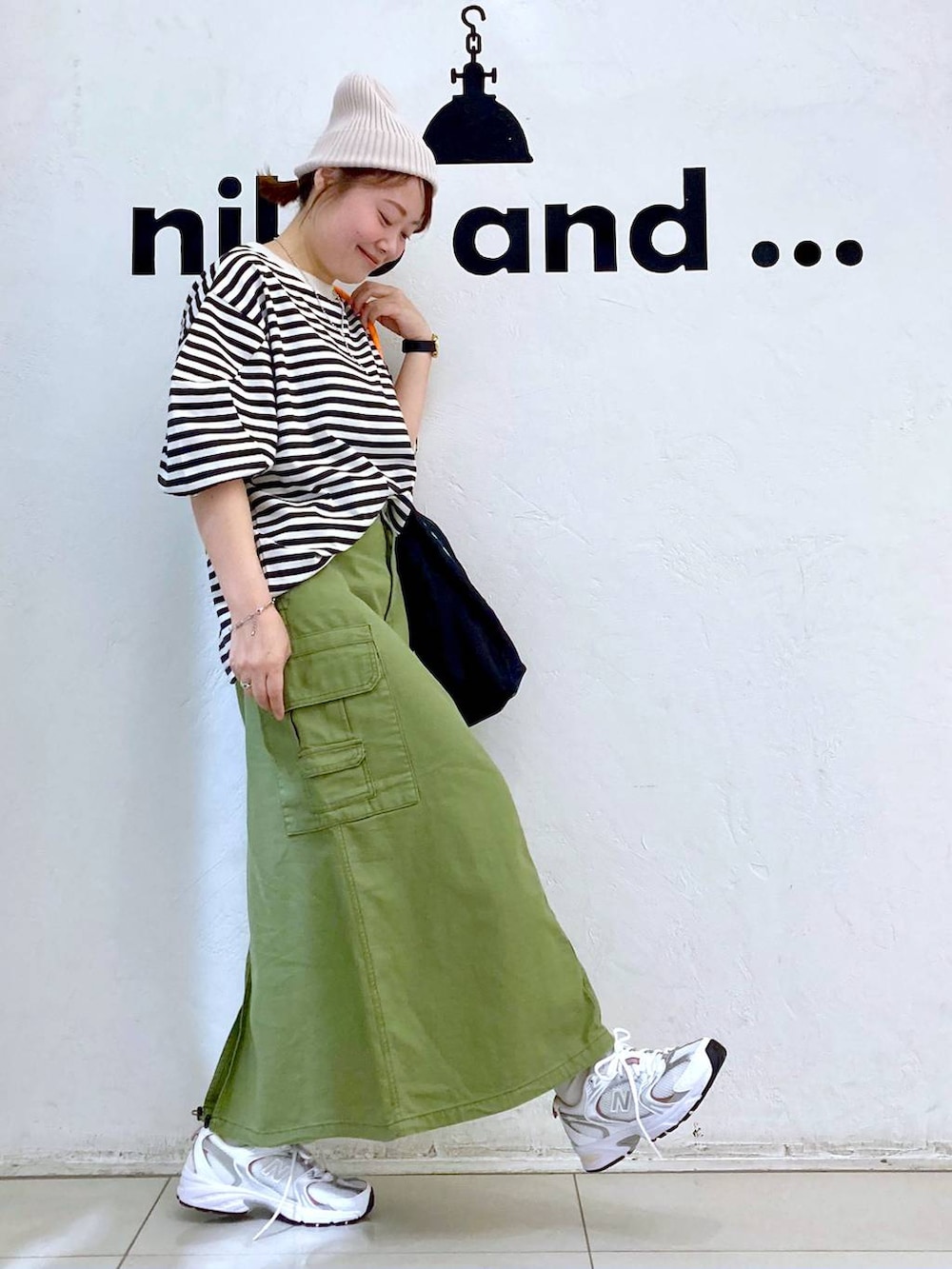 ホワイト系のスニーカー、その他のTシャツ/カットソー、グリーン系のスカートを着用したレディースの夏コーディネートの5枚目の写真