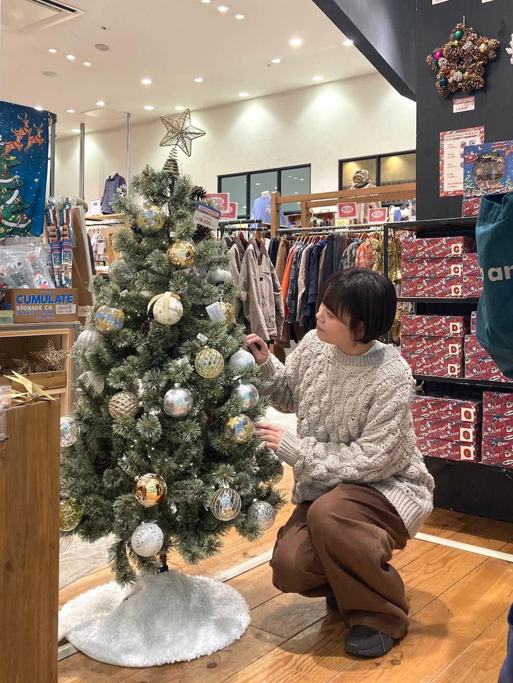 ホワイト系のTシャツ/カットソー、グレー系のニット/セーター、ブラウン系のその他パンツを着用したレディースの秋コーディネートの5枚目の写真