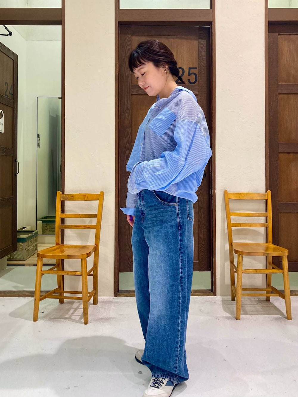 ホワイト系のスニーカー、ブルー系のシャツ/ブラウス、ブルー系のデニムパンツを着用したレディースの夏コーディネートの3枚目の写真