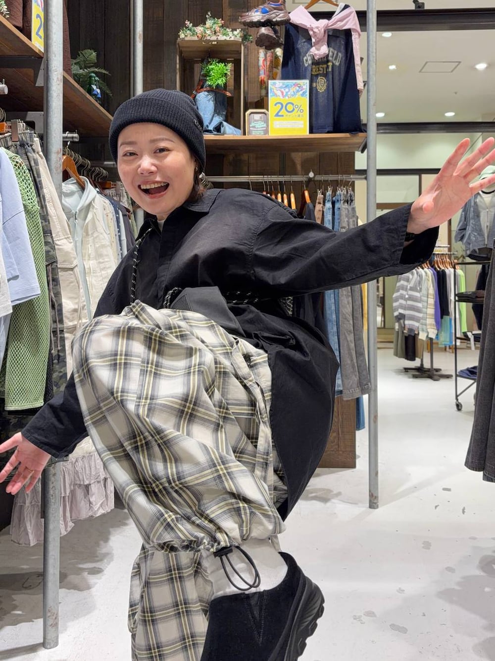 ブラック系のショルダーバッグ、ブラック系のその他シューズ、ホワイト系のTシャツ/カットソーを着用したレディースの春コーディネートの6枚目の写真