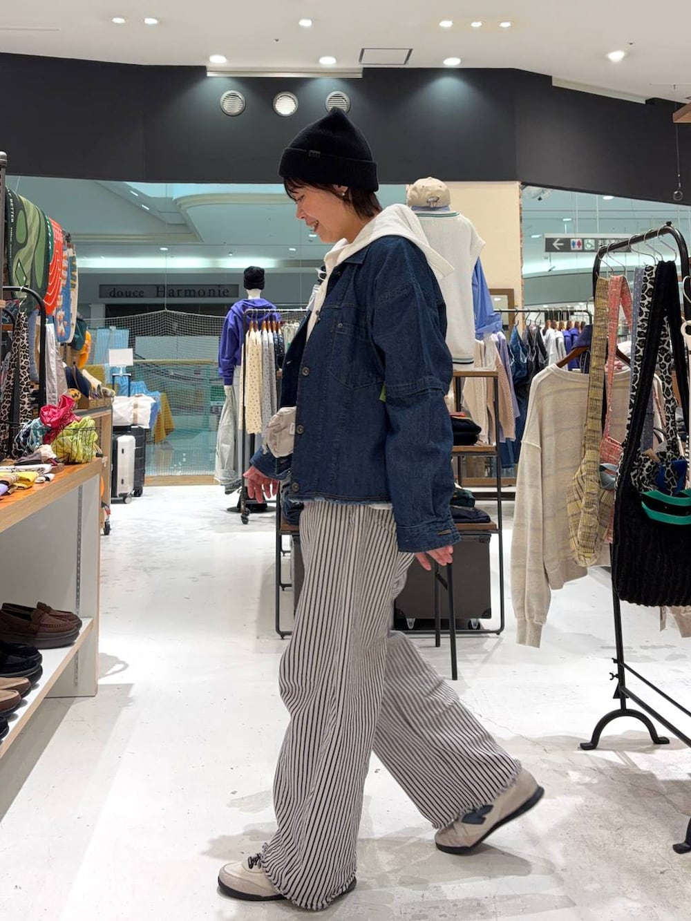 ホワイト系のデニムパンツ、ホワイト系のパーカー、ベージュ系のニット/セーターを着用したレディースの冬コーディネートの3枚目の写真