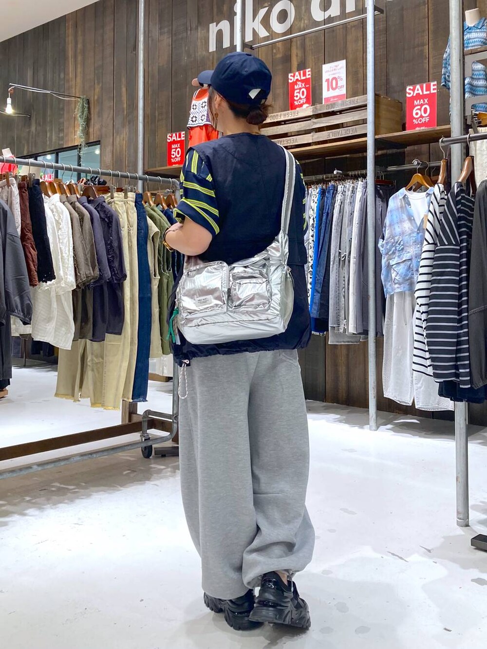 ブルー系のTシャツ/カットソー、ブラック系のスニーカー、グレー系のショルダーバッグを着用したレディースの夏コーディネートの4枚目の写真