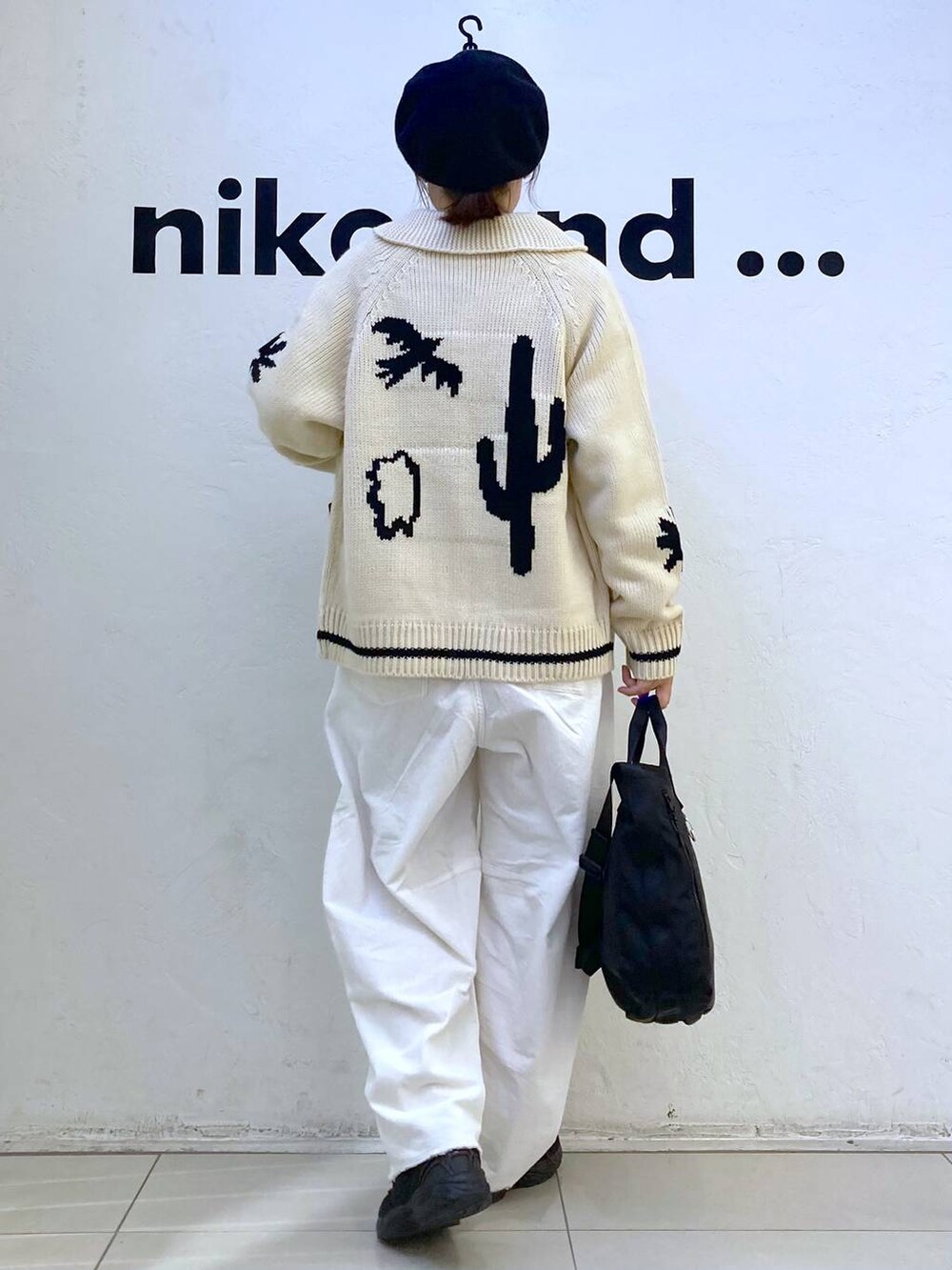 ブラック系のTシャツ/カットソー、ブラック系のトートバッグ、ベージュ系のカーディガン/ボレロを着用したレディースの秋コーディネートの4枚目の写真