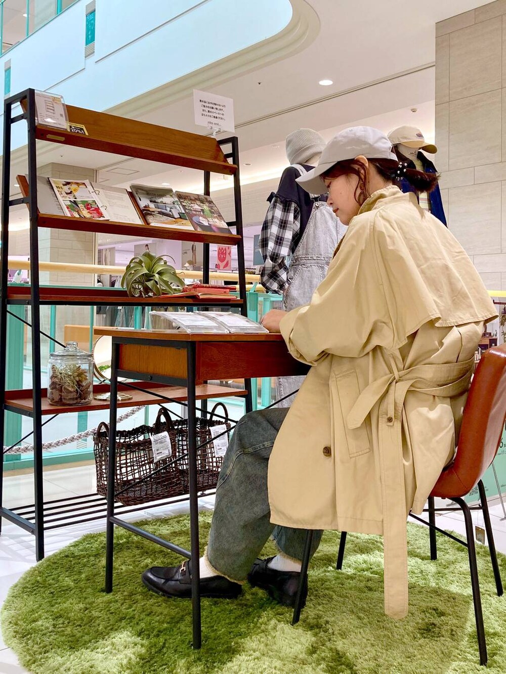 ブルー系のシャツ/ブラウス、ベージュ系のトレンチコート、ブルー系のその他パンツを着用したレディースの冬コーディネートの5枚目の写真