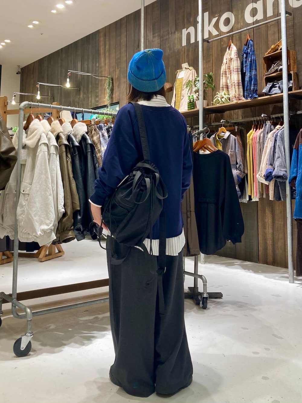 グレー系のその他パンツ、ブルー系のスウェット、ホワイト系のシャツ/ブラウスを着用したレディースの秋コーディネートの4枚目の写真